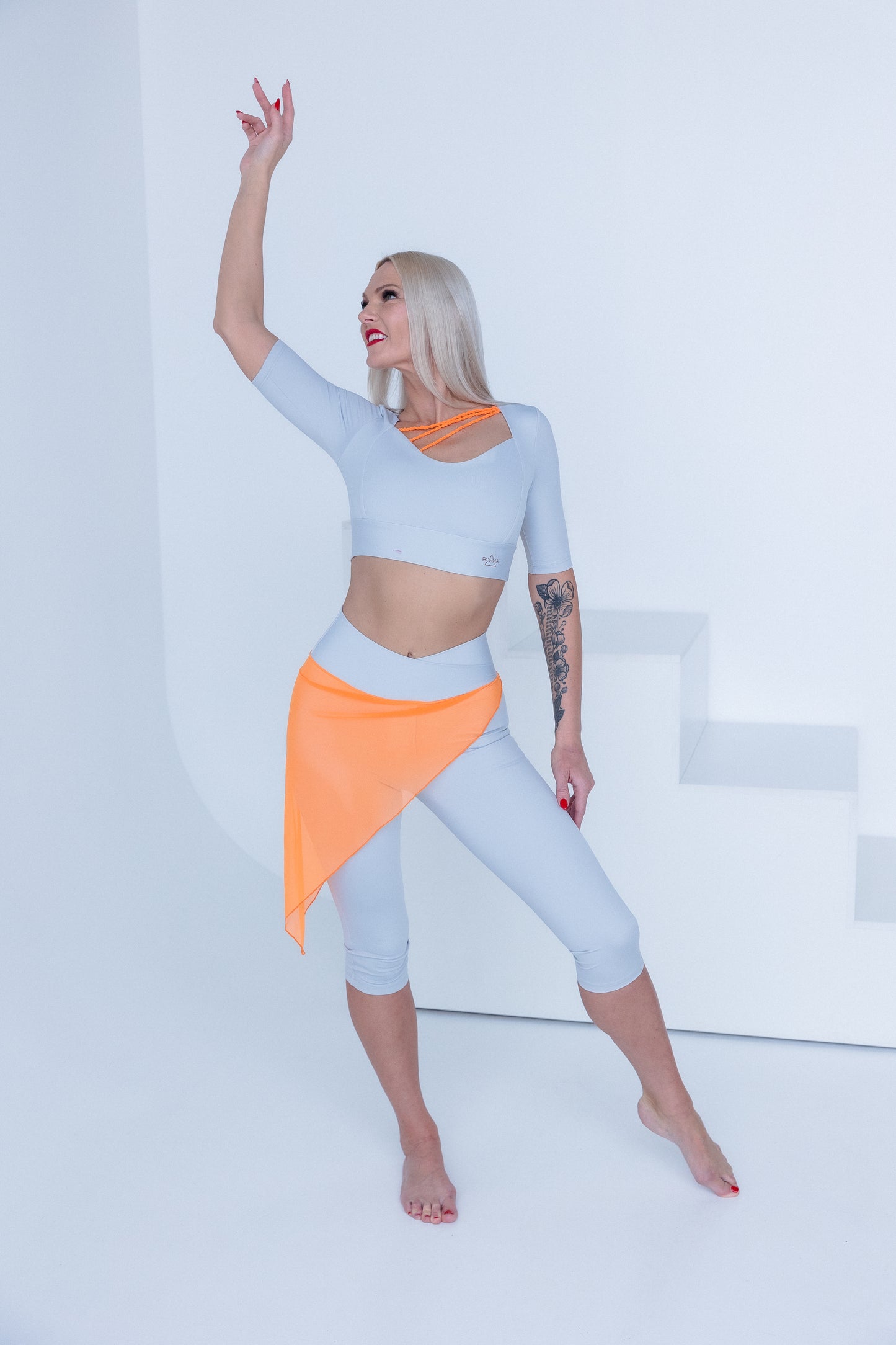 BONNA “Star Arrow” gaiši pelēki kapri legingi ar tīkla pārklājumu