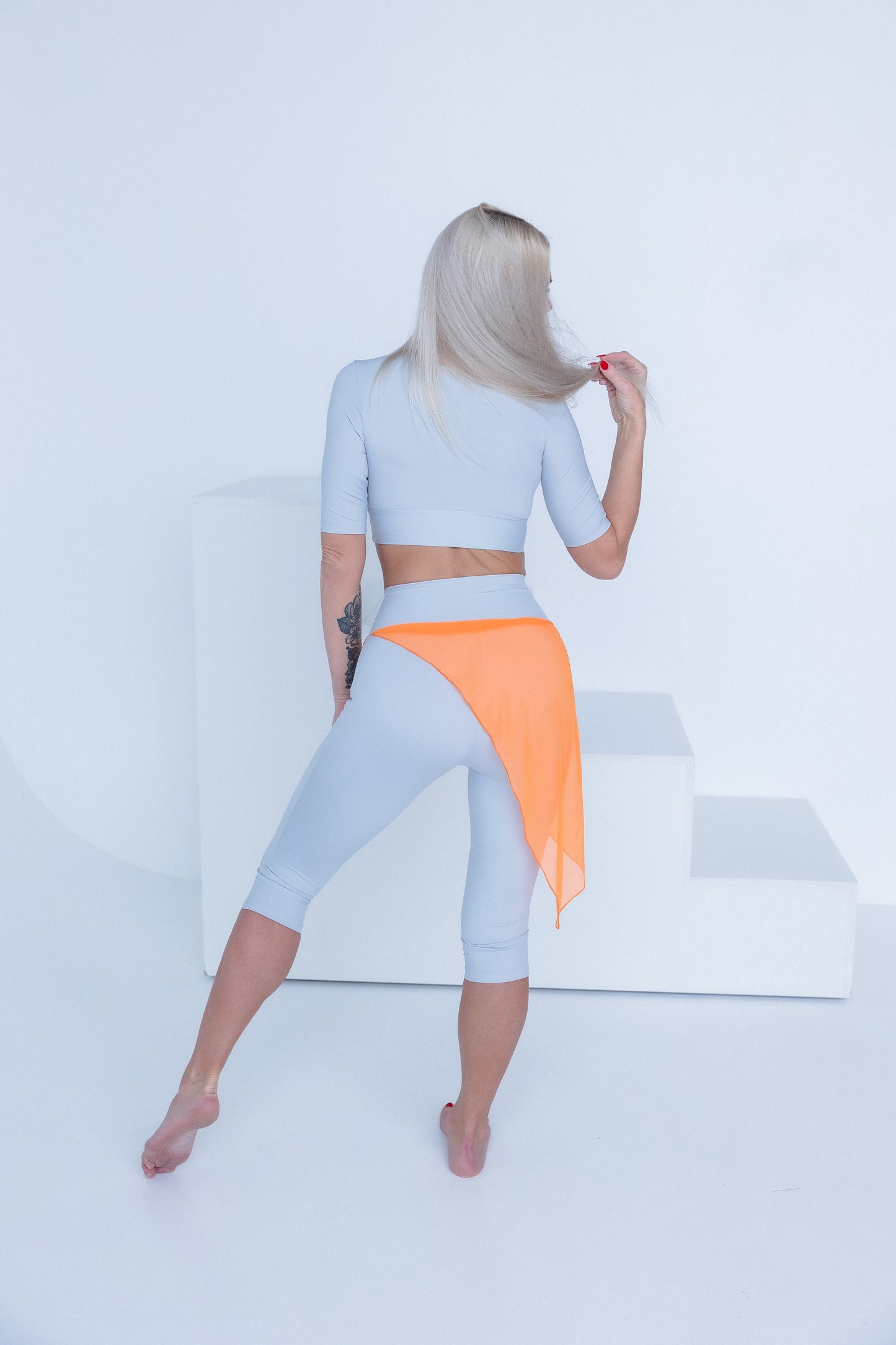 BONNA “Star Arrow” gaiši pelēks crop tops ar pagarinātām rokām