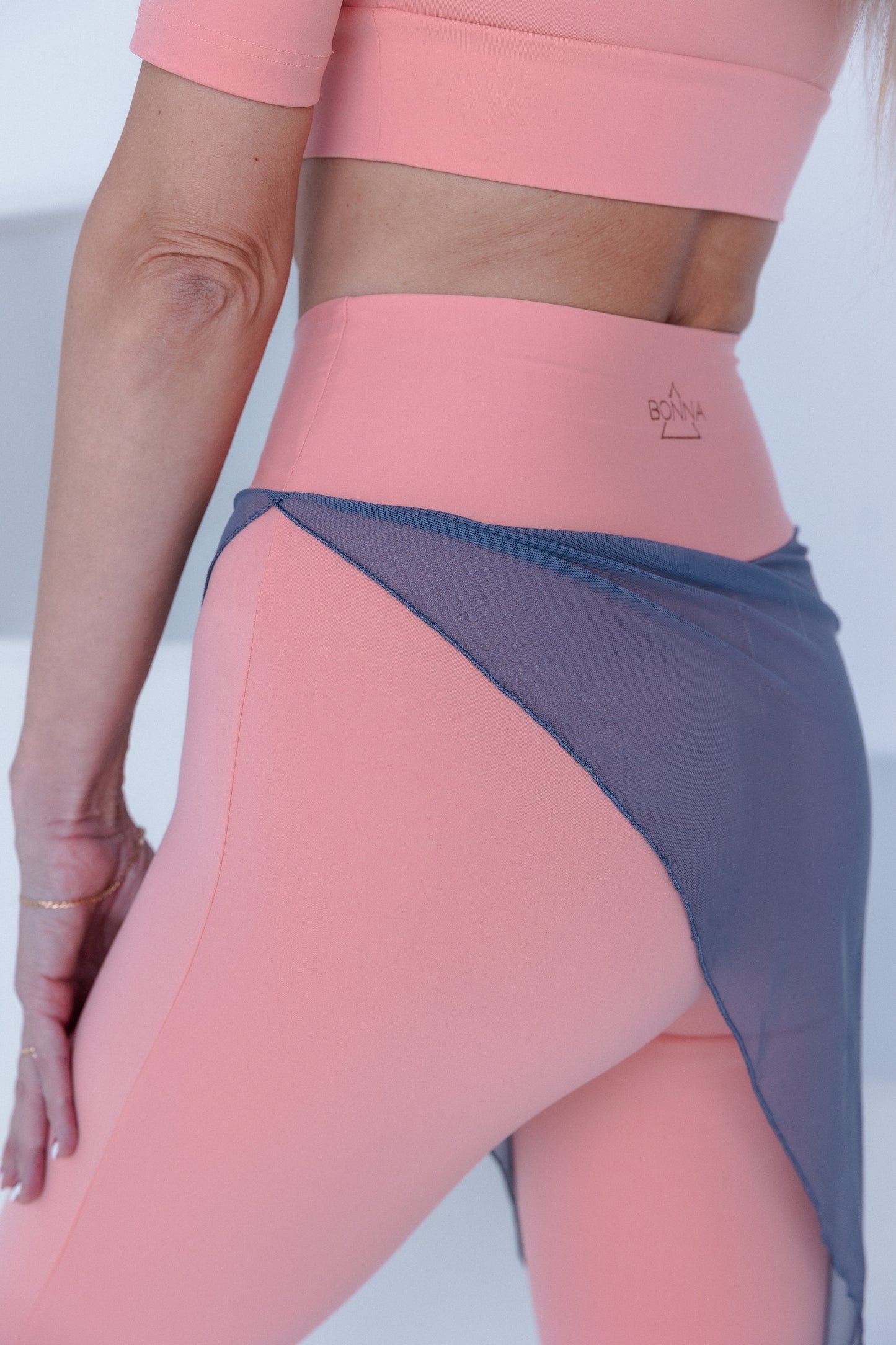 BONNA “Fairy Wings” gaiši rozā kapri legingi ar vieglu tīkla pārklājumu