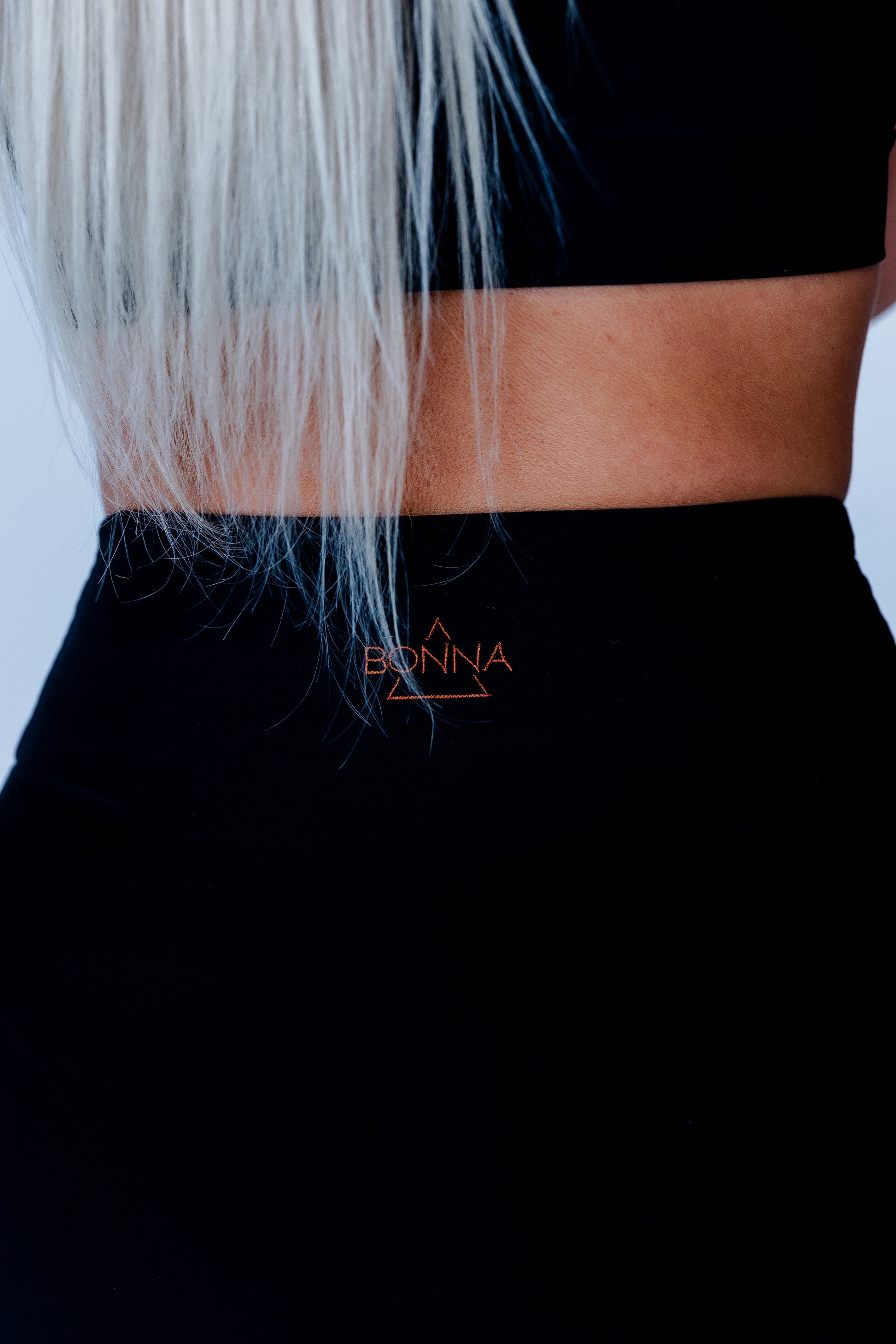 Sieviete valkā BONNA “Infinity Strength” kompresijas legingus melnā krāsā
