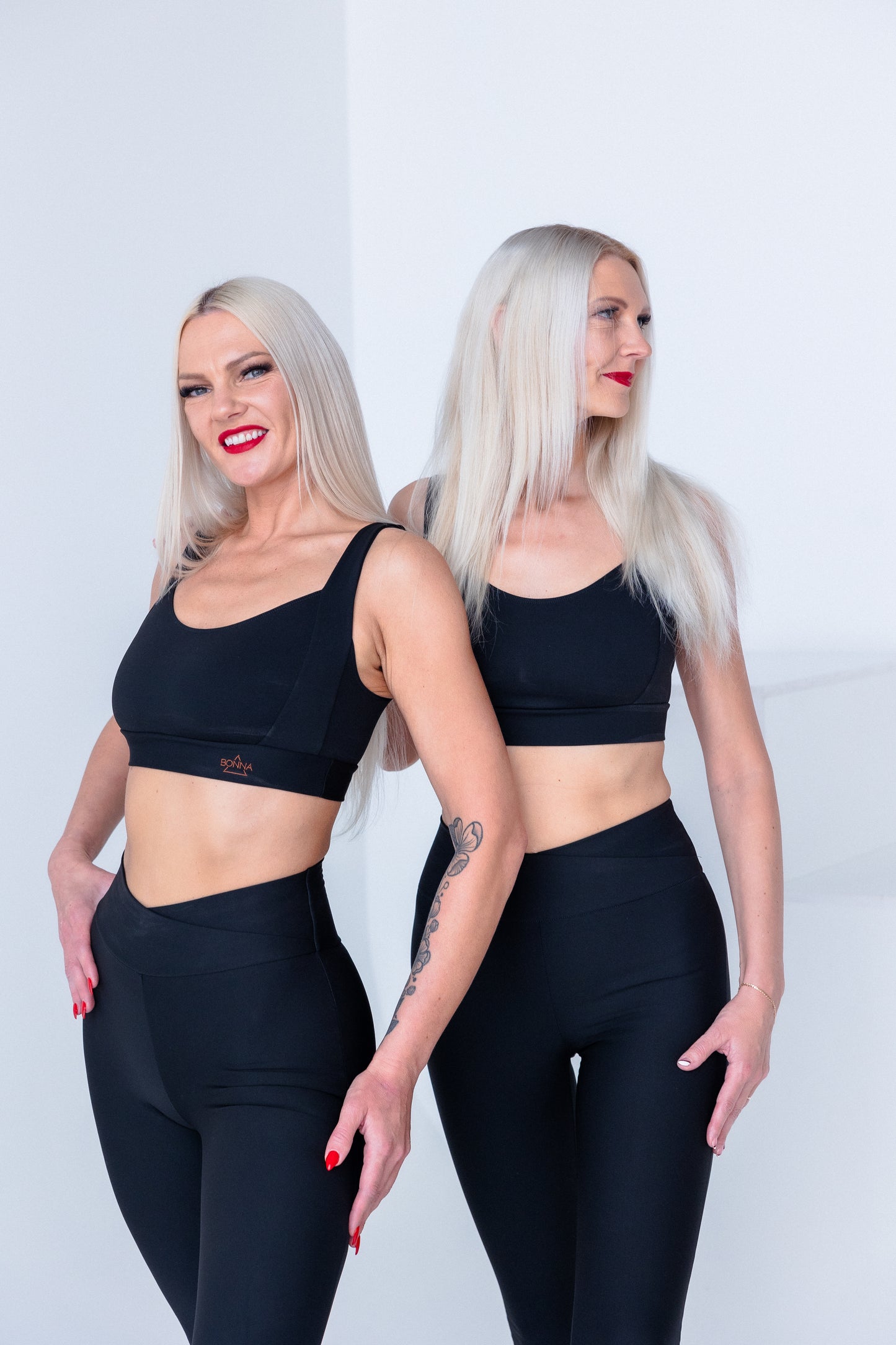 Sānskats uz BONNA “Infinity Strength” melnu sporta krūšturi ar stingru atbalstu