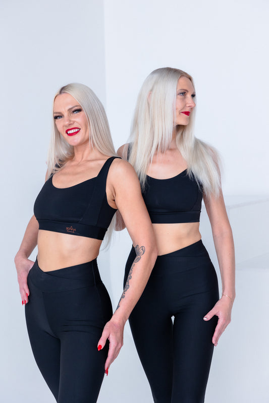 Sānskats uz BONNA “Infinity Strength” melnu sporta krūšturi ar stingru atbalstu