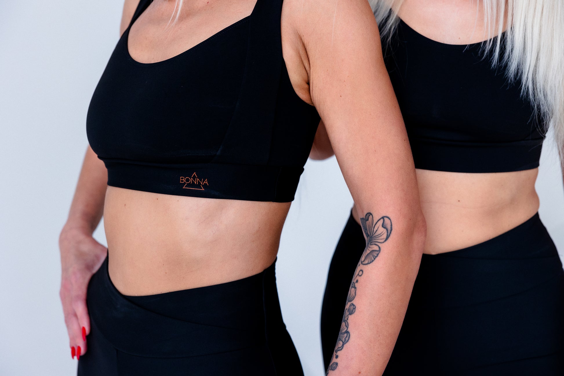 Sānskats uz BONNA “Infinity Strength” melnu sporta krūšturi ar stingru atbalstu