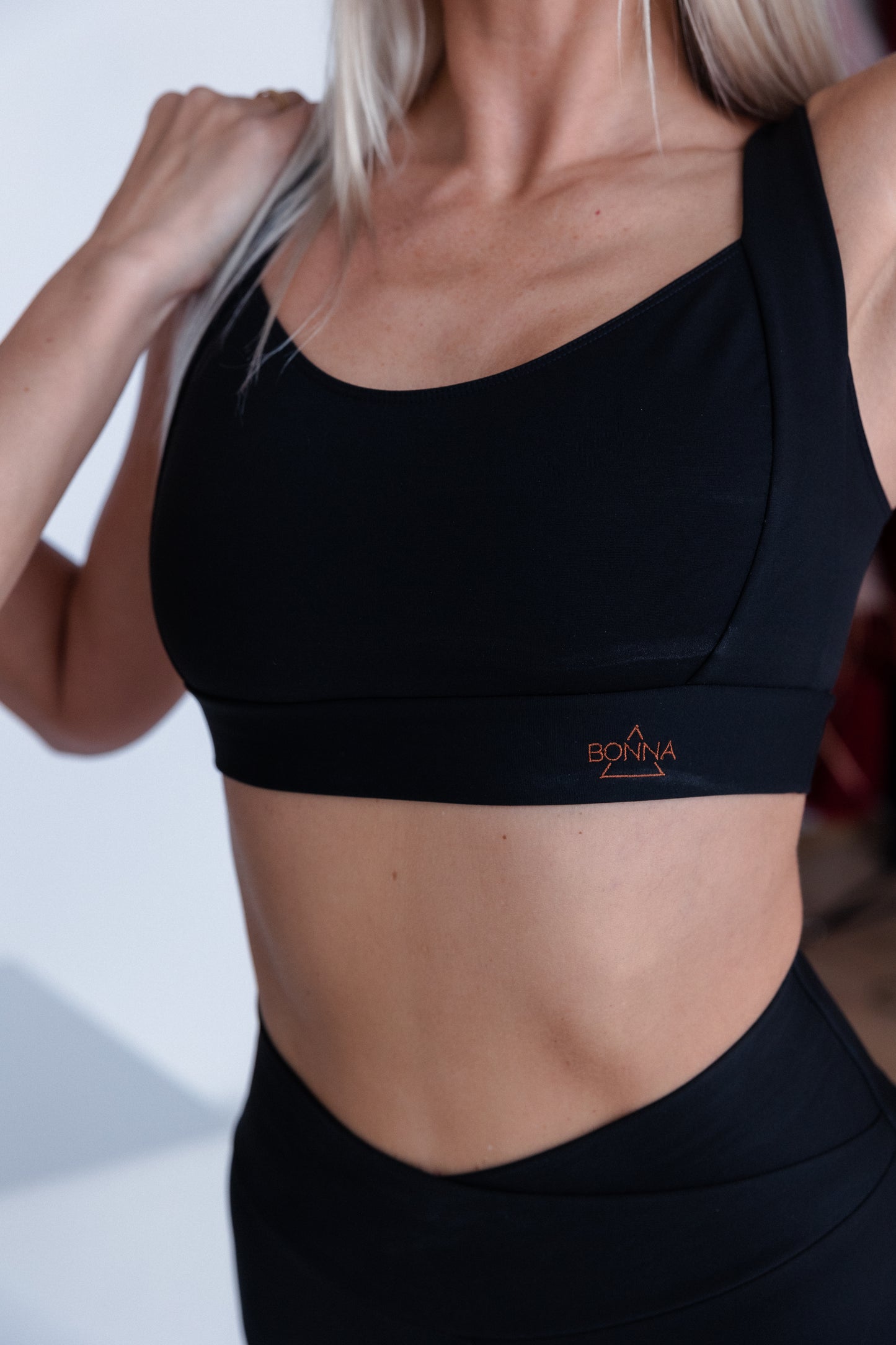 BONNA “Infinity Strength” melns sporta krūšturis ar stingru atbalstu
