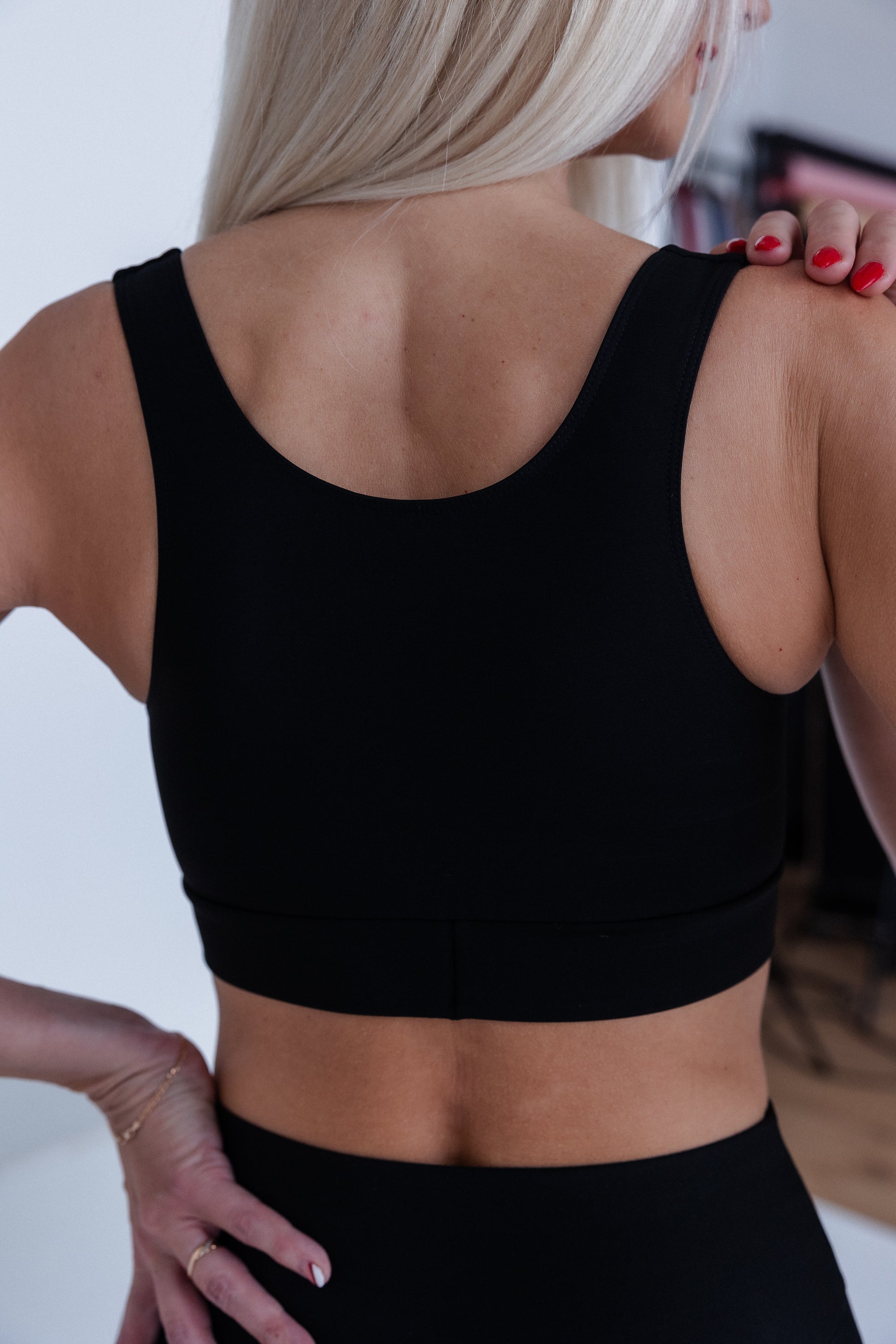 BONNA “Infinity Strength” melns sporta krūšturis ar stingru atbalstu