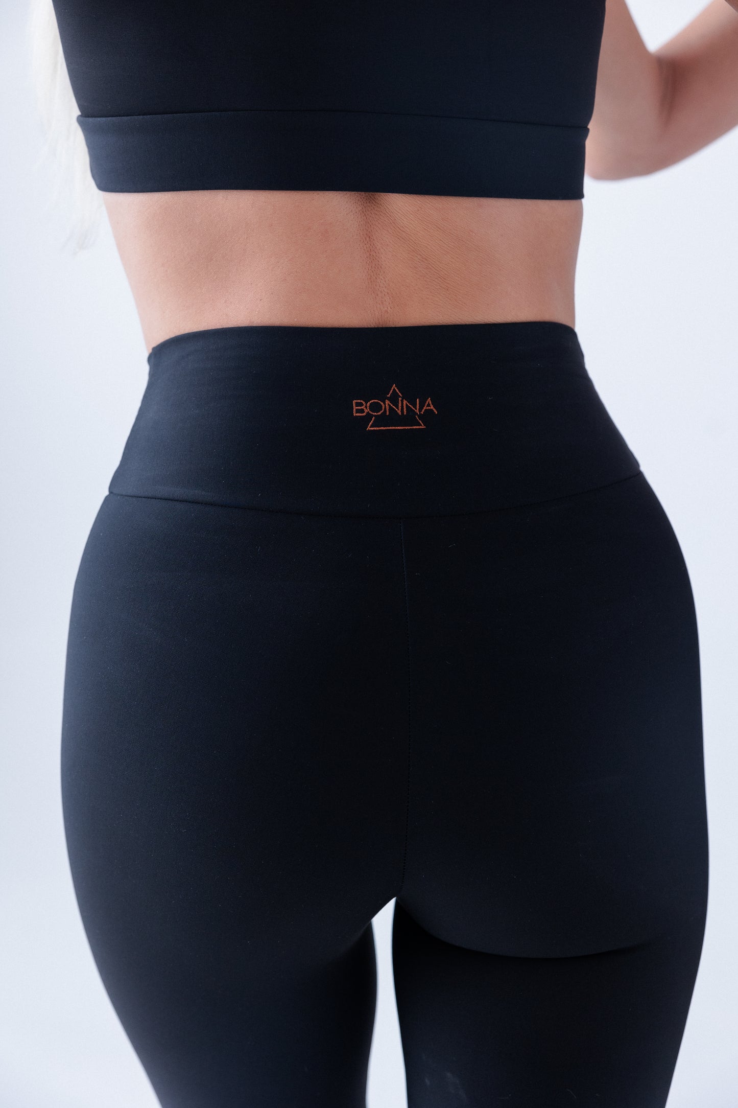 Sieviete valkā BONNA “Infinity Strength” kompresijas legingus melnā krāsā
