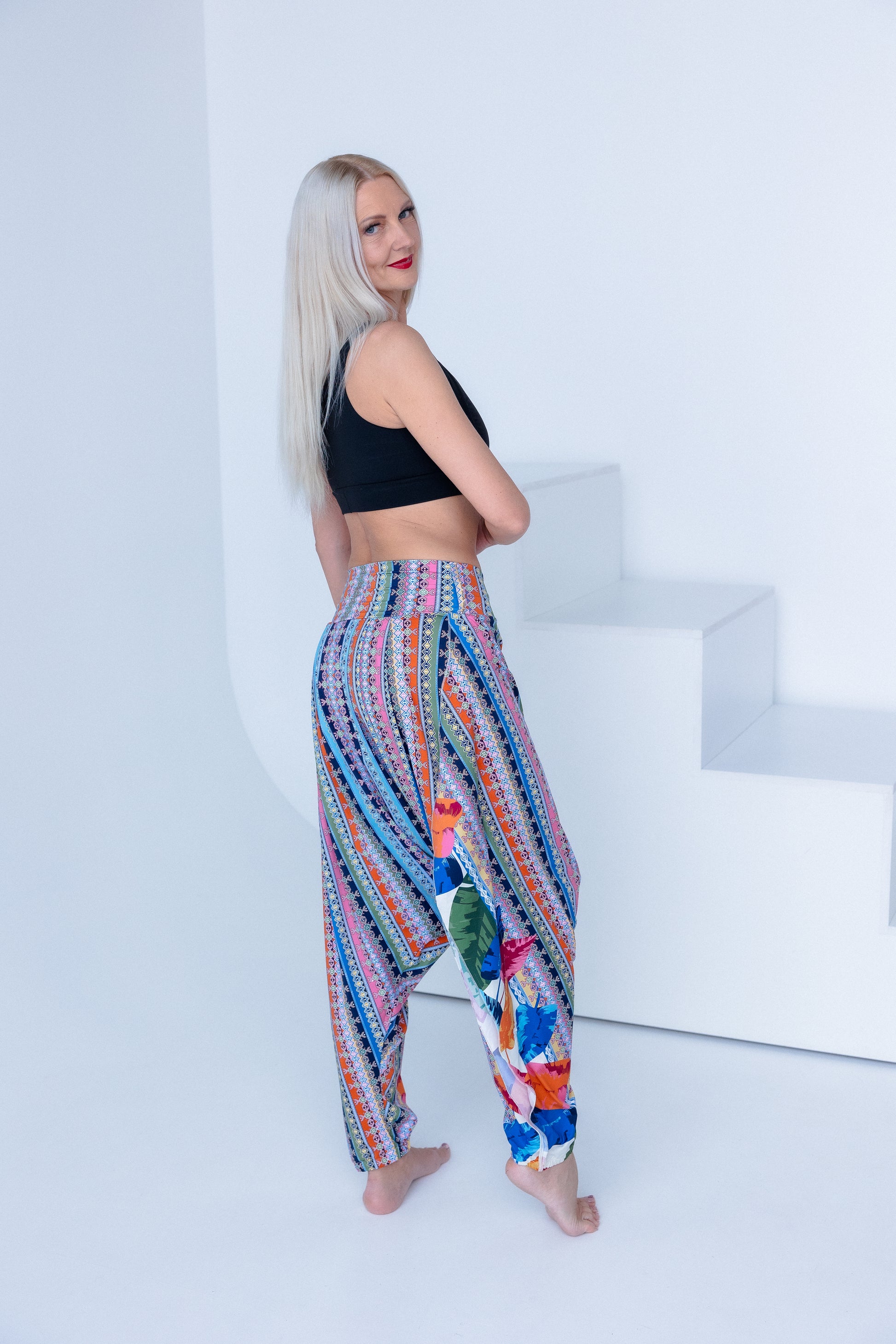 Elegantas BONNA “Morning Mist” pelēkas platas bikses dejotājas izpildījumā