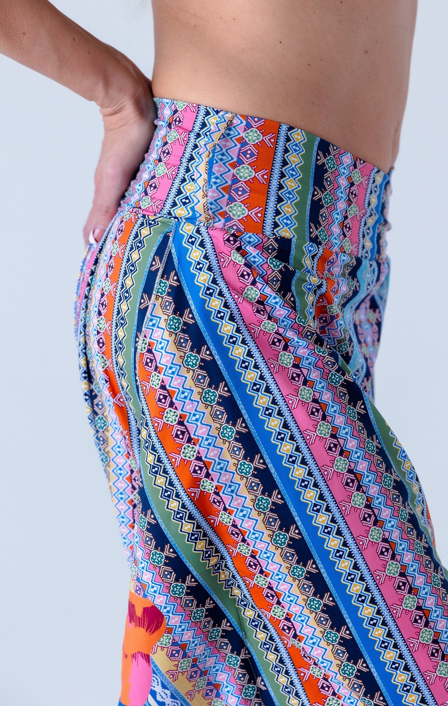 Elegantas BONNA “Morning Mist” pelēkas platas bikses dejotājas izpildījumā